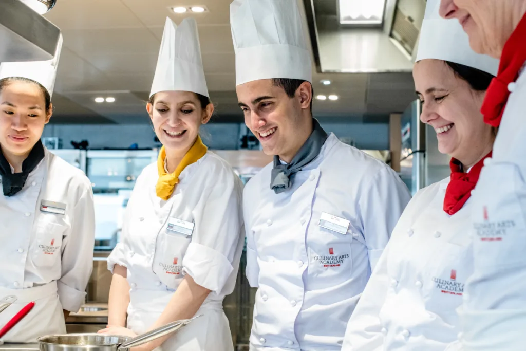 นักเรียนที่โรงเรียนสอนทำอาหาร Culinary Arts Academy Switzerland