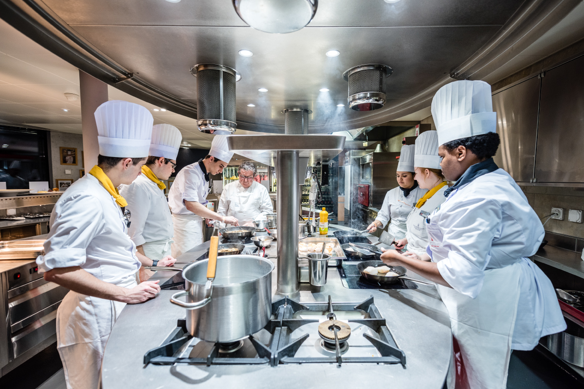 ตำแหน่งเชฟมีอะไรบ้าง? หน้าที่ความรับผิดชอบ | Swiss Education