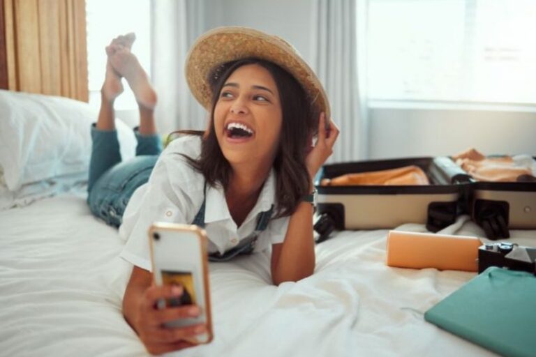 นักท่องเที่ยวพักผ่อนบนเตียงในห้องพัก